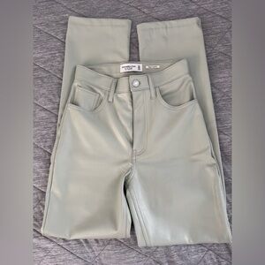 Abercrombie Ultra High Rise 90s Straight Vegan Leather Pants in Green size 24